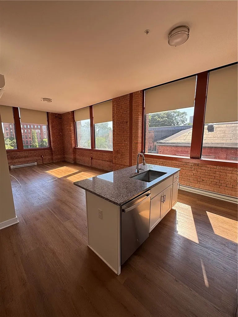 1 bed, 1.0 bath, 637 sqft, $1,950 — Photo 3