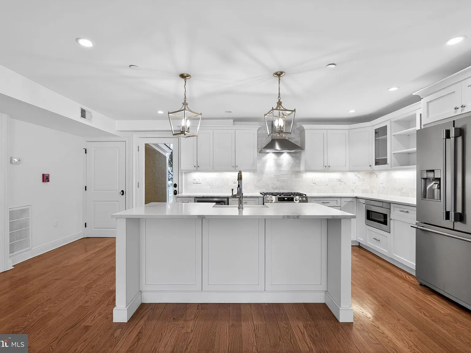 2 bed, 2.0 bath, 1270 sqft, $4,500 — Photo 3