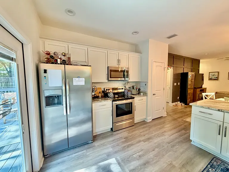 411B Redwood Ave — Photo 4