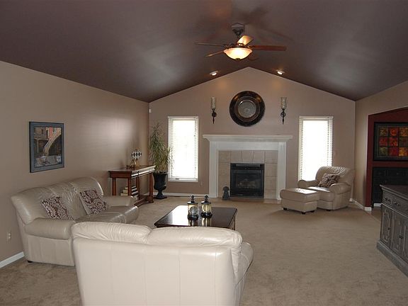 4th image of 21698 Mackinaw Ct