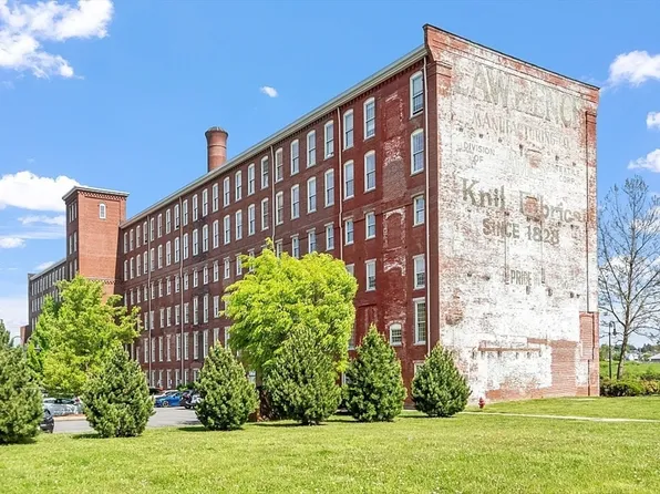 52 Lawrence Dr APT 410, Lowell, MA 01854