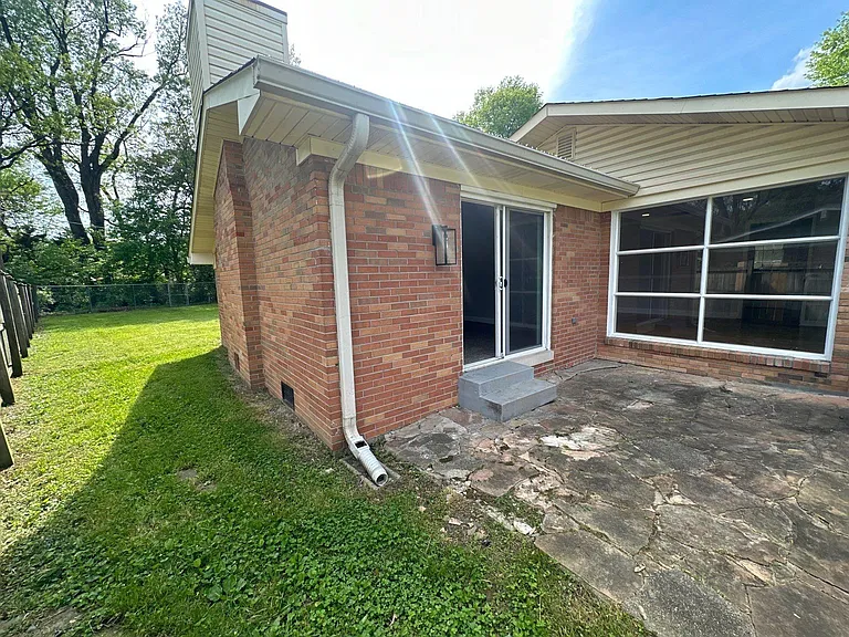 1370 Farley Dr — Photo 17
