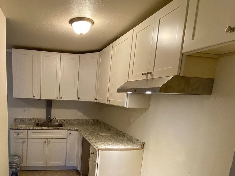 Del-View Apartments — Photo 3