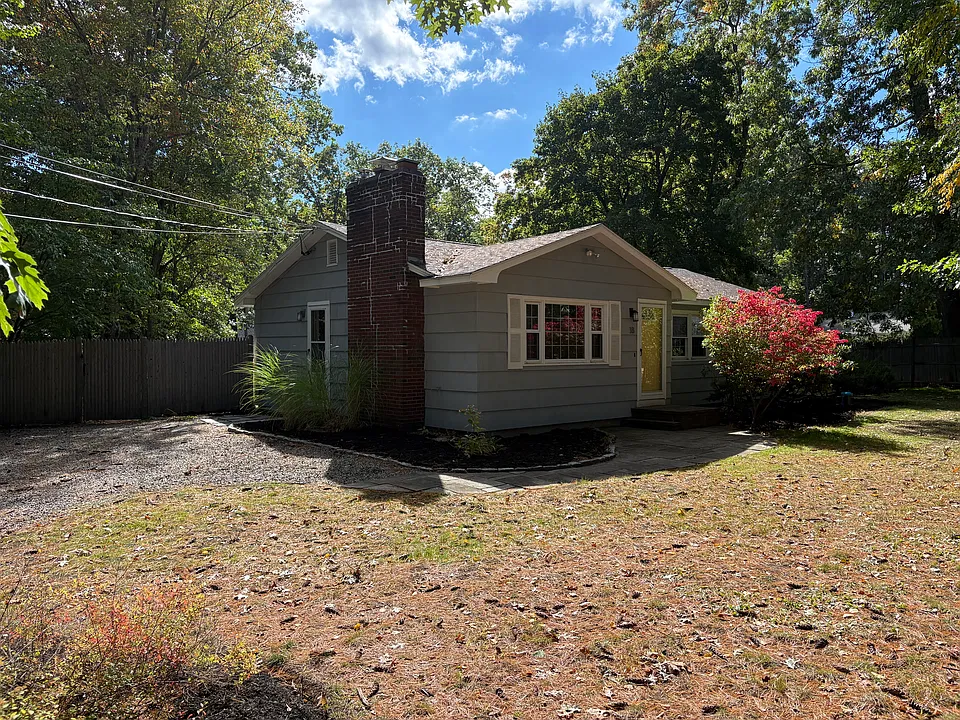18 Woodknoll Dr