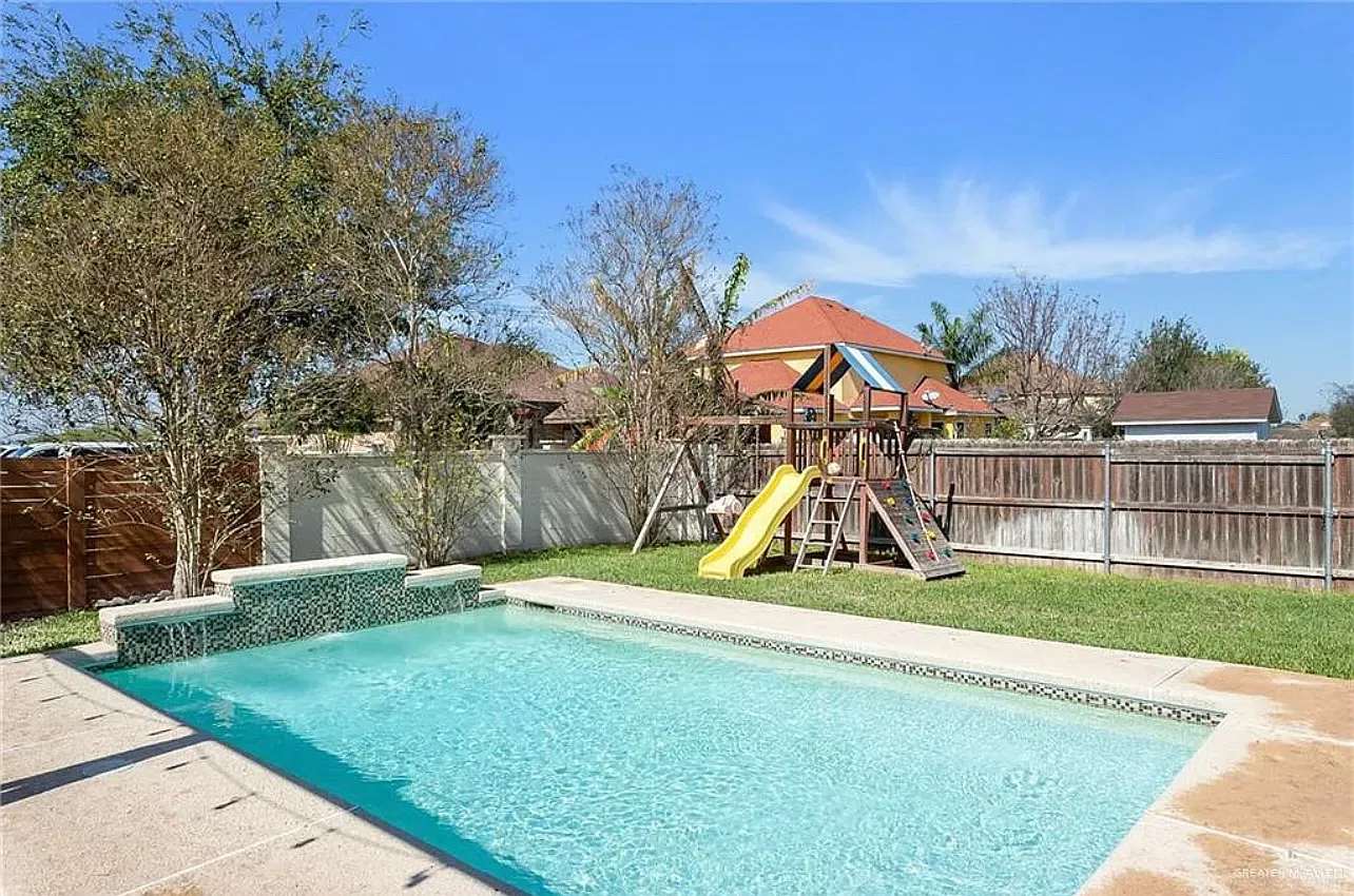 4 bed, 3.5 bath, 2780 sqft, $2,500 — Photo 2