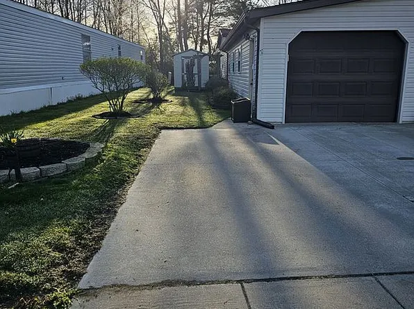 1792 Meadowlark Ln, Smiths Creek, MI 48074