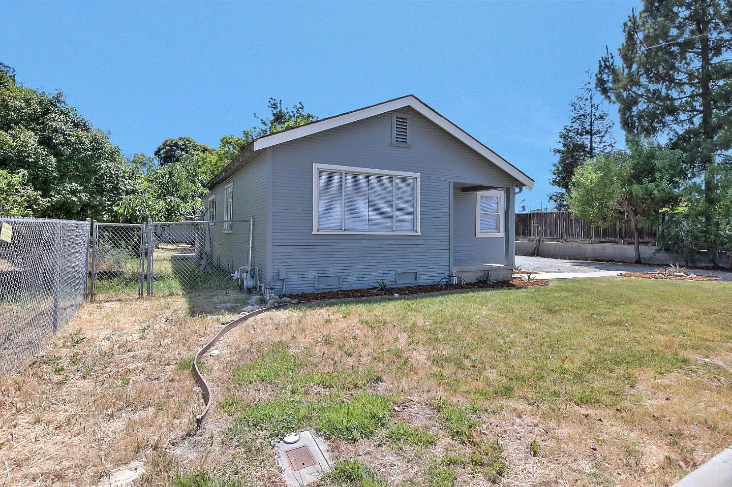 741 Hillcrest Rd photo 1