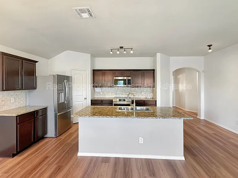 1305 Savannah Ridge Dr — Photo 6