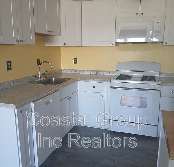 906 W Ocean View Ave — Photo 3