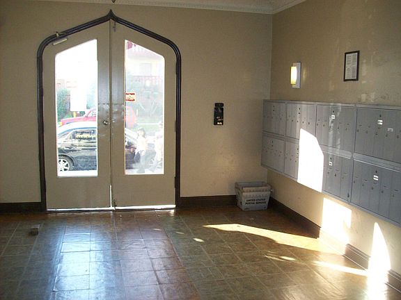 3rd image of 526 S Oxford Ave #300