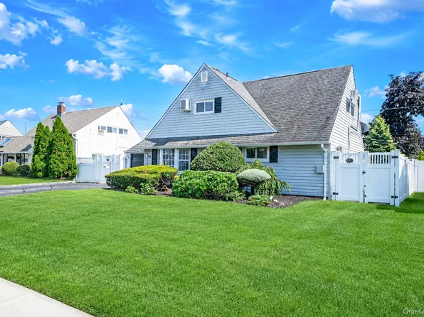 90 TWIN Lane N, Wantagh, NY 11793