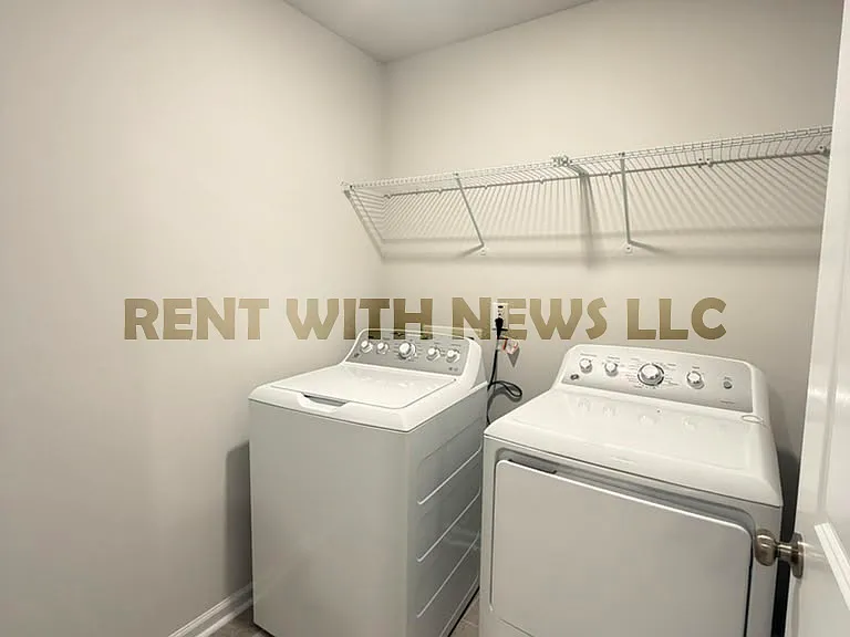 282 Paramount Dr — Photo 20