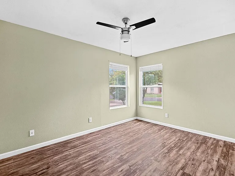 1422 Yorkshire Dr — Photo 16