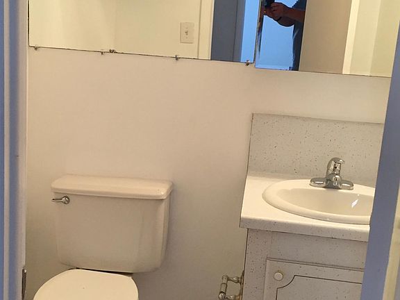4th image of 90 Edgewater Dr APT 818