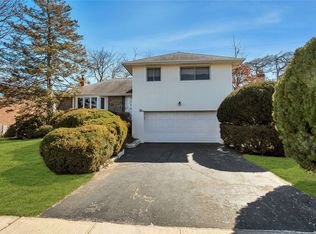 5 Village Rd, Syosset, NY 11791