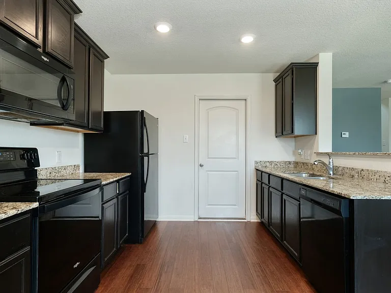 5033 Cressler Ln — Photo 3
