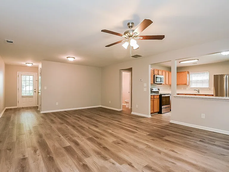 2495 Mayfair Dr — Photo 5