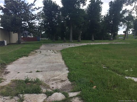 4th image of 1802 E Prien Lake Rd