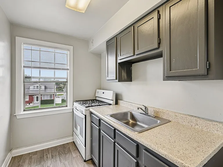 Oaklee Village Apartments — Photo 35