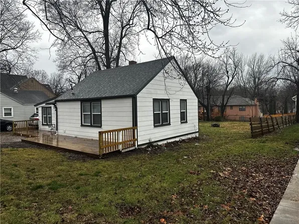 8510 Grandview Ln, Overland Park, KS 66212