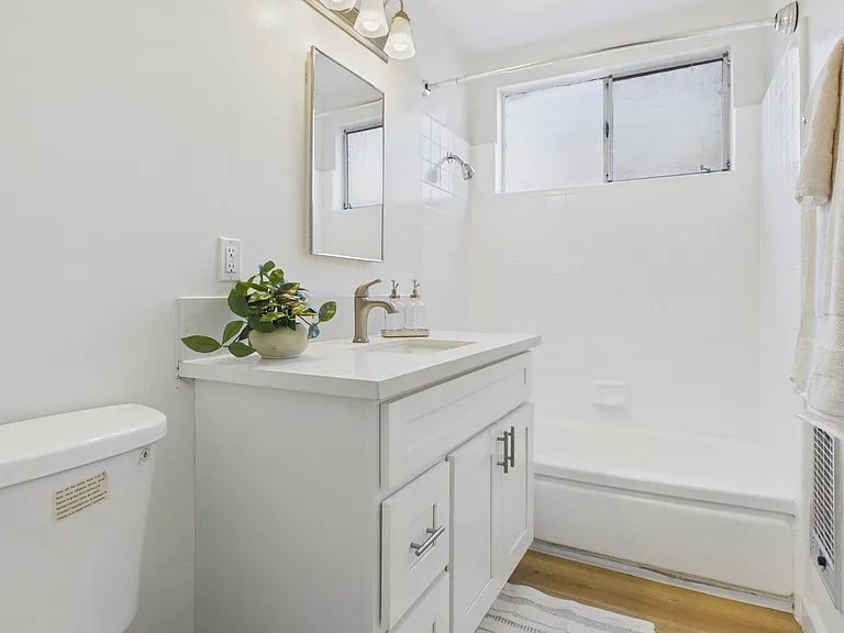 Sepulveda Apartments — Photo 10
