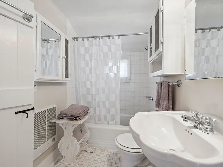 31 Wainscott Stone Rd — Photo 12