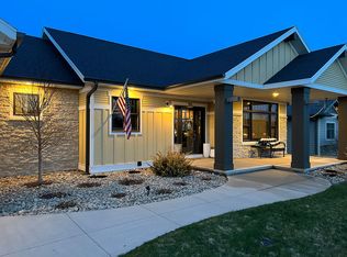 916 8th Ave SE, Sioux Center, IA 51250