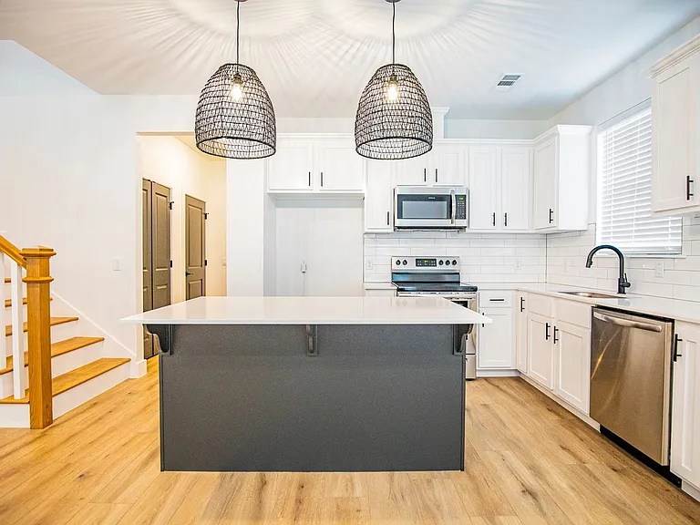 715 N Mount Olive St — Photo 6