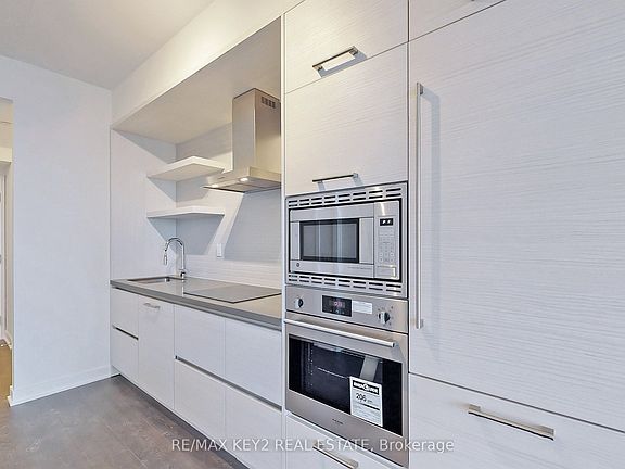 5th image of 2221 Yonge St #4210