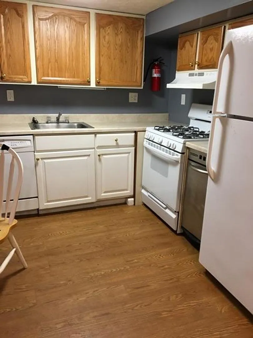 @bedrrom apartment in South Oakland — Photo 4