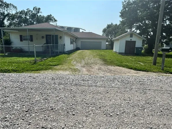 108 N Johnson St, Fontana, KS 66026