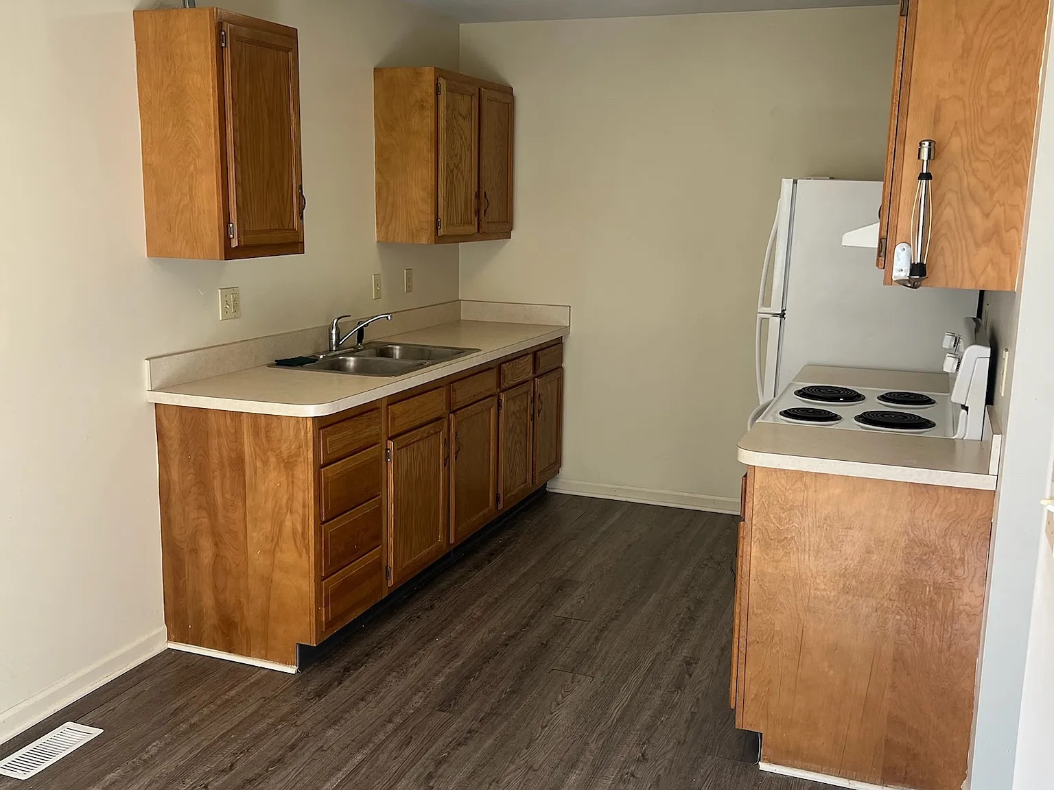 335 E Maple St — Photo 3