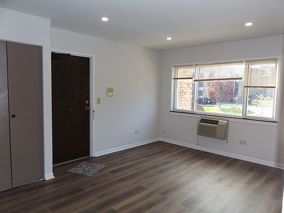 4th image of 710 W Huntington Commons Rd APT 2B