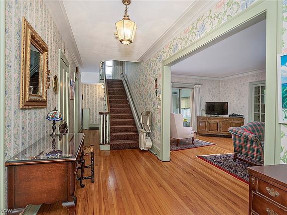 3rd image of 2657 Edgehill Rd