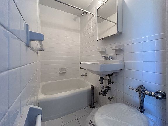5th image of 936 W End Ave APT E10