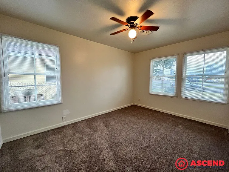 1305 S Chester Ave — Photo 11