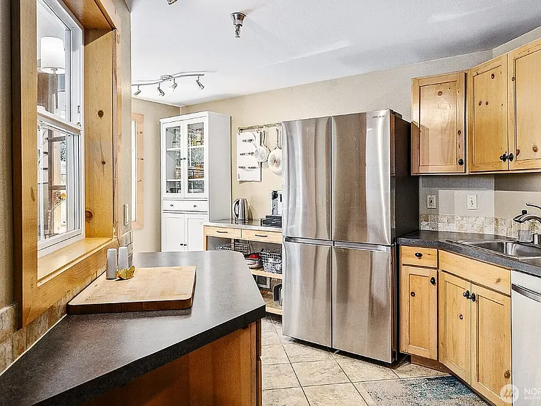 490 Madison Ave N #202 — Photo 8