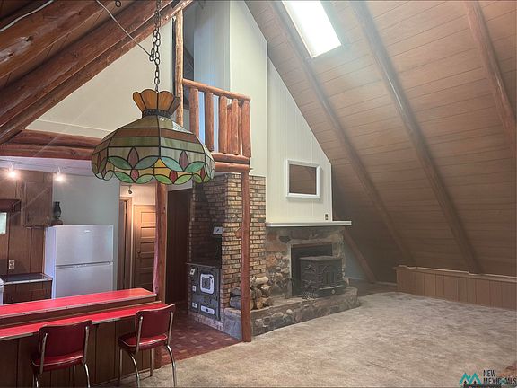 5th image of 7 E Meadow Ln