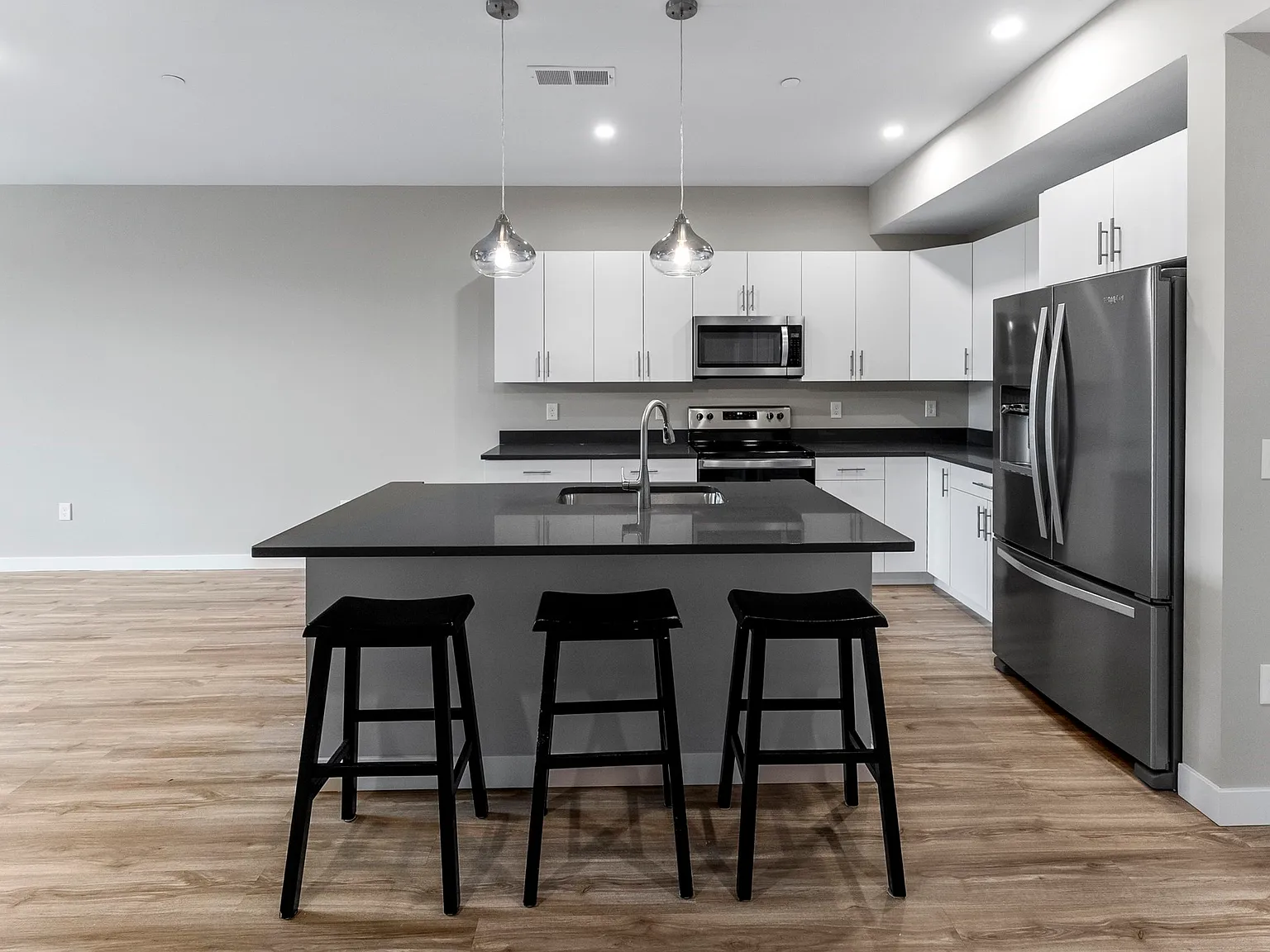1 bed, 1.0 bath, 990 sqft, $2,100 — Photo 2