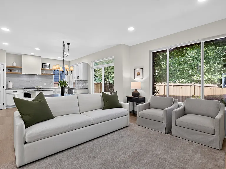 659 Vashon Pl NE — Photo 3
