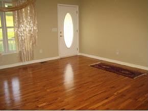Living romm/Hardwood Floors