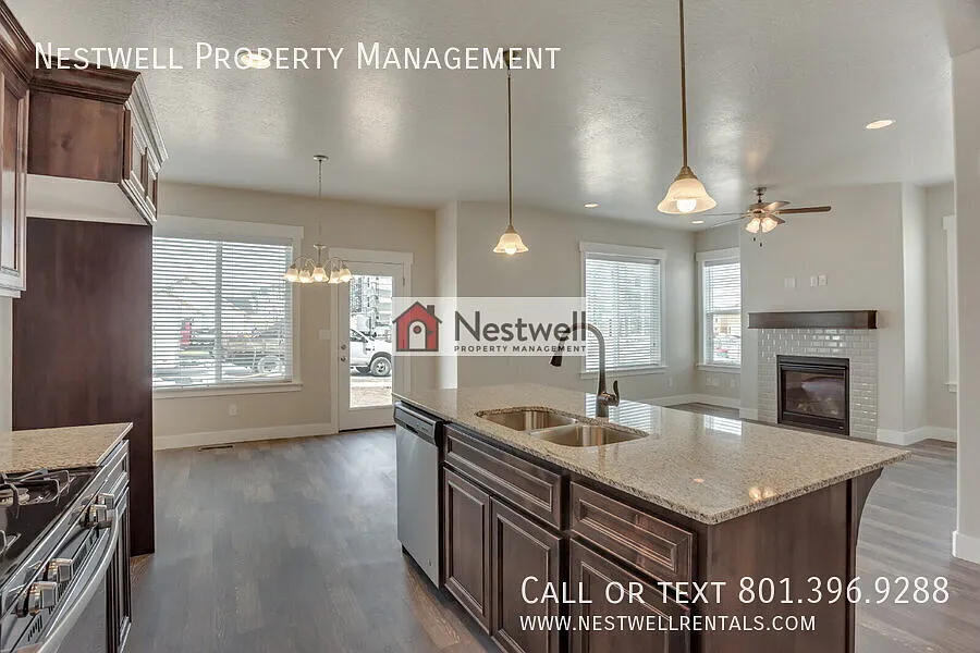 $300 off 1st month's rent - Gorgeous 4-bed Townhome in Herriman — Photo 4