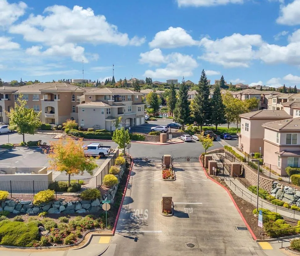 600 Moon Cir photo 1