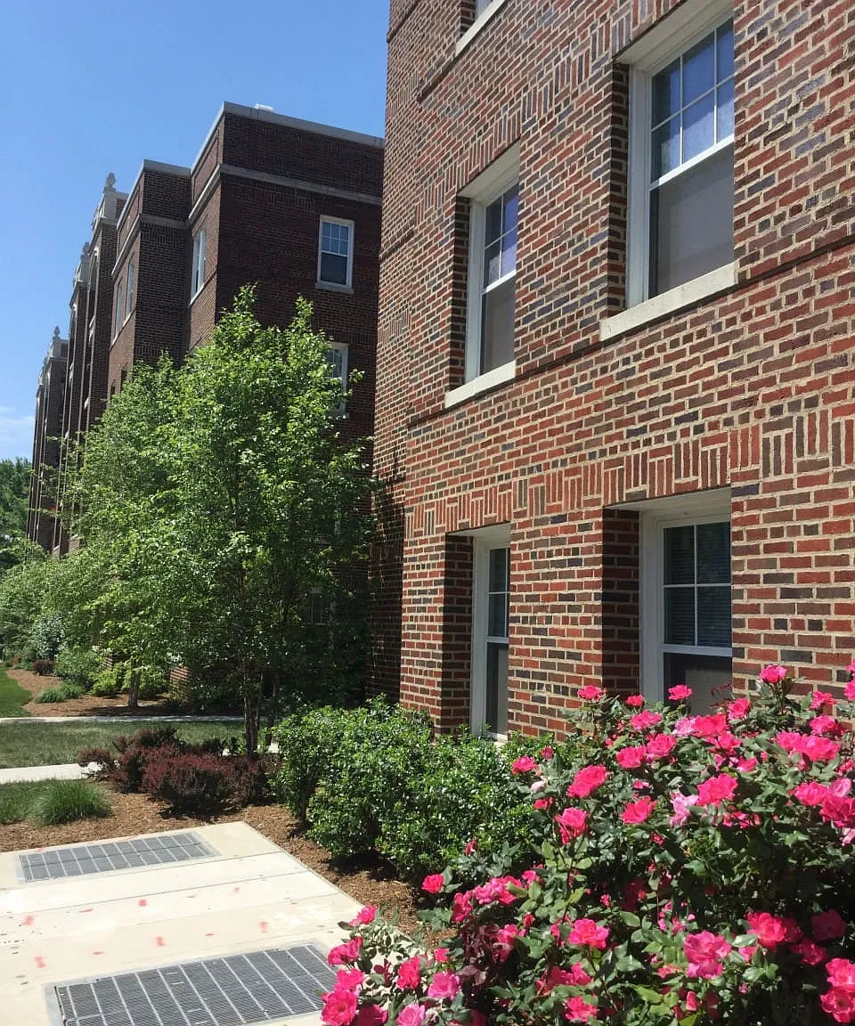 Dahlgreen Court Apartments — Photo 4