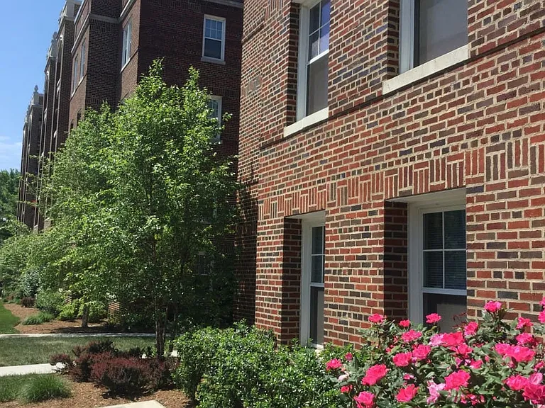 Dahlgreen Court Apartments — Photo 4