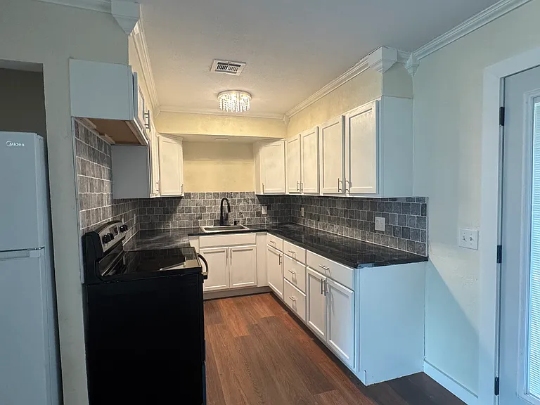 203 Debbie Ln — Photo 4
