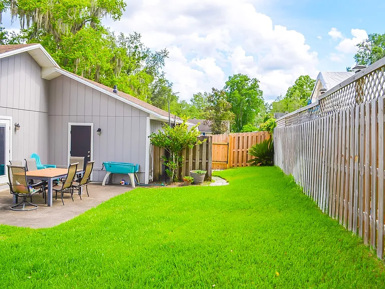 10930 NW 35th Pl — Photo 22