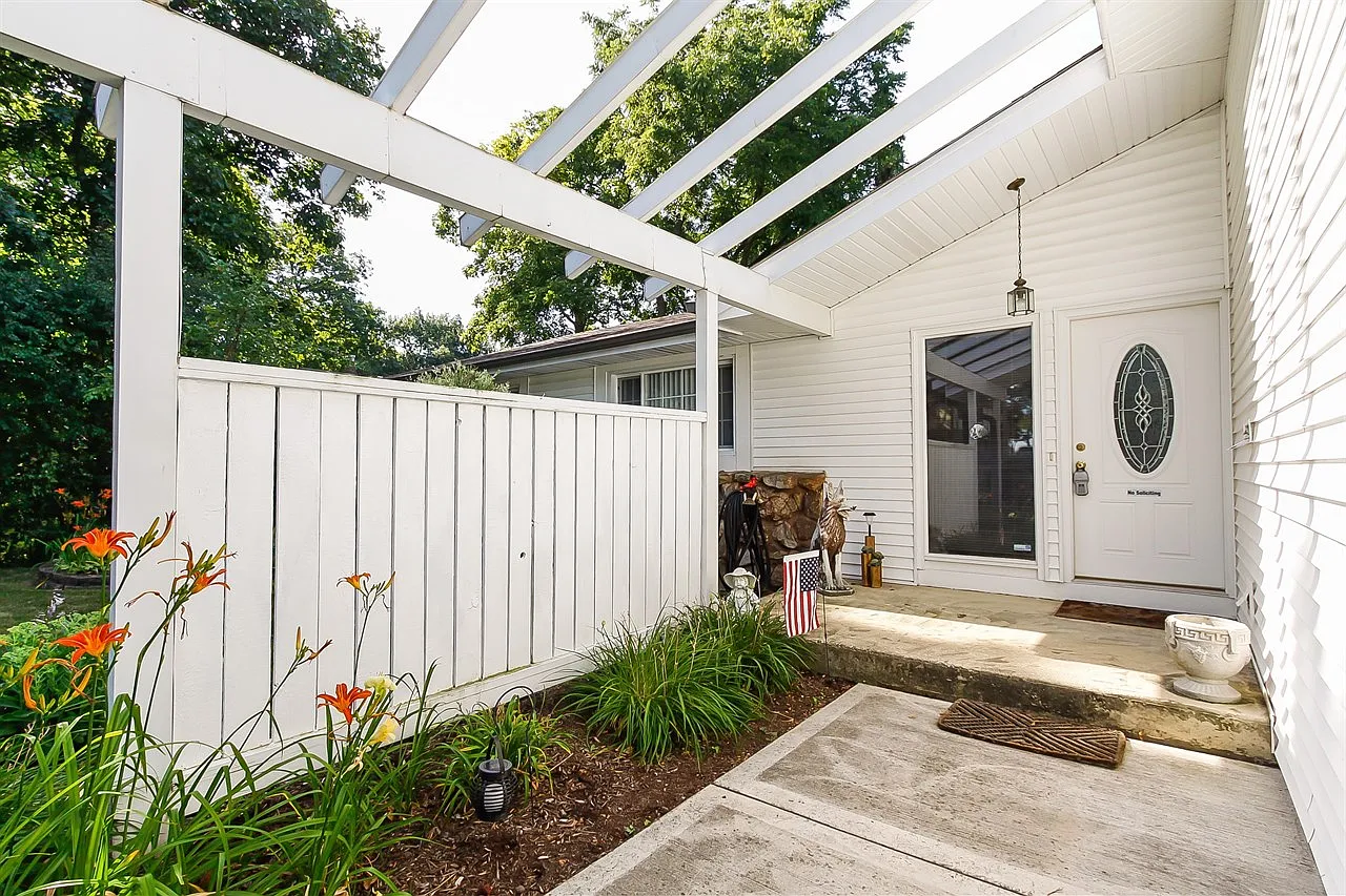 551 Kathy Ln photo 1