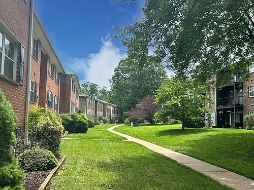 Hickory Hills Condominiums Photo 1