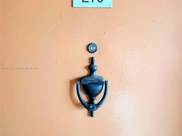 1630 W 46th St APT 210D, Hialeah, FL 33012